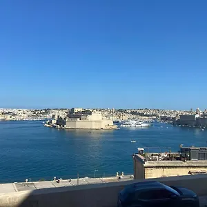 valletta-2-bedroom-seaview-townhouse.qawrahotelsmalta.org/